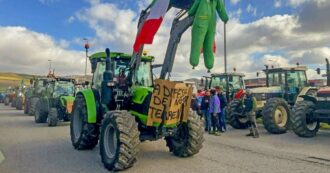 Copertina di La protesta degli agricoltori si allarga: blocchi e cortei di trattori da Udine a Foggia. Tentato blitz a un casello dell’A1: interviene la polizia