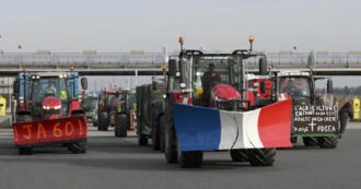 Copertina di Francia, gli agricoltori con i trattori bloccano due autostrade vicino a Parigi. Minacce di stop anche in Belgio