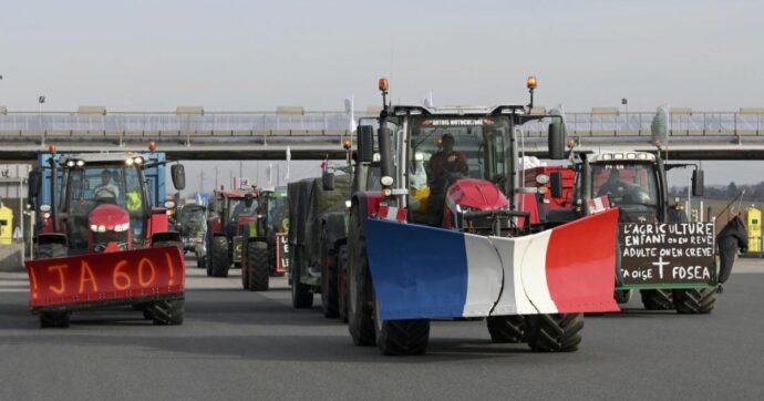 Francia, gli agricoltori con i trattori bloccano due autostrade vicino a Parigi. Minacce di stop anche in Belgio