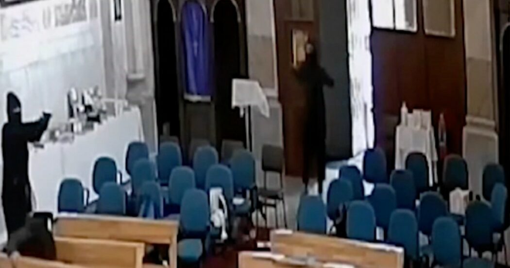 Istanbul, il momento dell’assalto ripreso dalle telecamere all’interno della chiesa italiana. Morto un uomo (video)