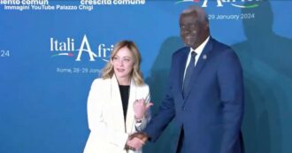 Copertina di “È quello vero”: la battuta di Giorgia Meloni all’incontro con il presidente dell’Unione africana Moussa Faki