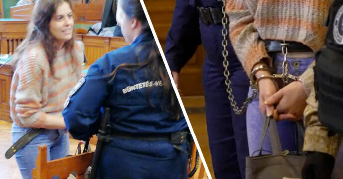 Ilaria Salis in tribunale a Budapest con ceppi di cuoio ai piedi e manette ai polsi. Tajani convoca l’ambasciatore ungherese a Roma