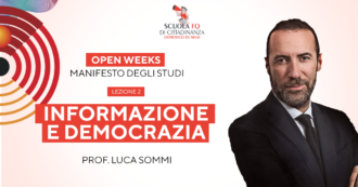 Copertina di “Informazione e democrazia”, la lezione di Luca Sommi per le open weeks della Scuola del Fatto. Segui la diretta