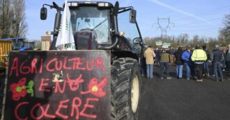 Copertina di Protesta degli agricoltori: continuano i blocchi dei trattori a Parigi. Adesioni anche dalla Spagna. E in Belgio puntano allo stop del porto