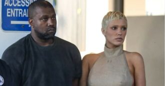 Copertina di Kanye West pronto per i film porno e vuole coinvolgere la moglie Bianca Censori. C’è chi frena: “Lei si veste da pornostar ma da qui a fare film hard…”