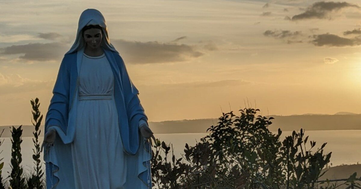 “Fate scorte, la guerra è alle porte. L’Italia tra i paesi che pagheranno di più”: l’ultima profezia della Madonna di Trevignano