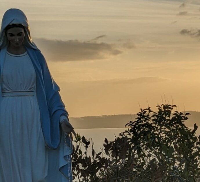 “Fate scorte, la guerra è alle porte. L’Italia tra i paesi che pagheranno di più”: l’ultima profezia della Madonna di Trevignano