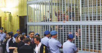 Copertina di Schiavettoni ai piedi: ma anche qui resistono manette e gabbie in aula