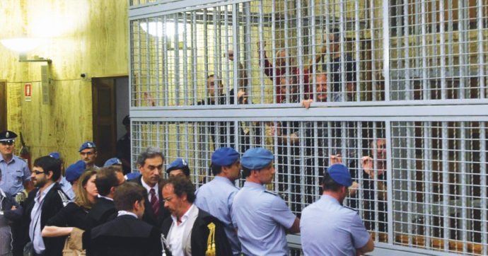 Schiavettoni ai piedi: ma anche qui resistono manette e gabbie in aula