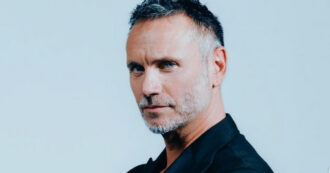 Copertina di Sanremo 2024, passa il tempo ma Nek non cambia di una virgola. È uguale da quando cantava Laura non c’è, quale spiegazione?