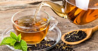 Copertina di Bere tre tazze di tè al giorno allunga la vita: lo dice la scienza. E spopola così una nuova moda: metterci il sale al posto dello zucchero