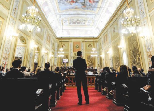 “Salva-ineleggibili”, bocciata la legge pro-FdI Maggioranza in pezzi: “Schifani, ora è crisi”