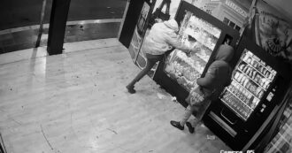 Copertina di Bari, in azione il ladro imbranato: si ferisce a una gamba e alla fine rinuncia al furto – Video
