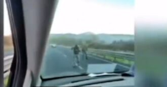 Copertina di Assalto ai portavalori in Sardegna, il momento in cui un autista viene minacciato con il kalashnikov: “Metti di traverso il camion”
