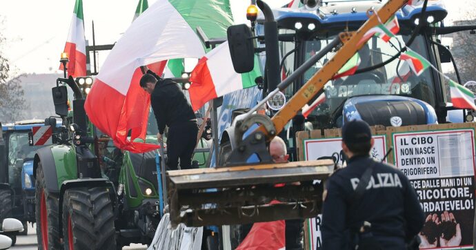La protesta degli agricoltori: bloccato per un’ora il casello a Brescia. Presidi e cortei in altre città