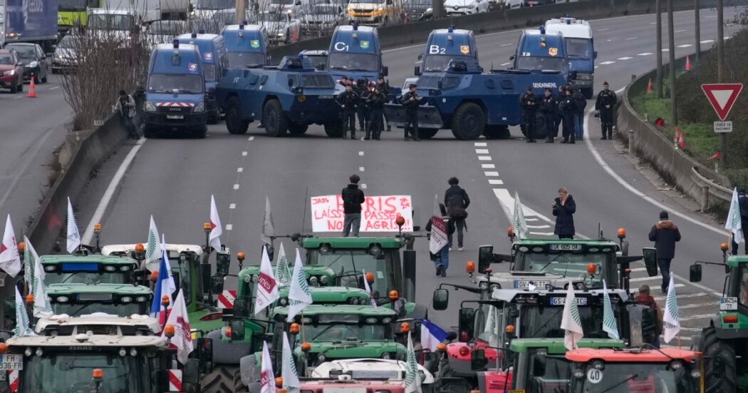La protesta dei trattori, alle porte di Parigi “manifestanti evacuati dopo irruzione e 79 fermi. Ci sono stati danni”