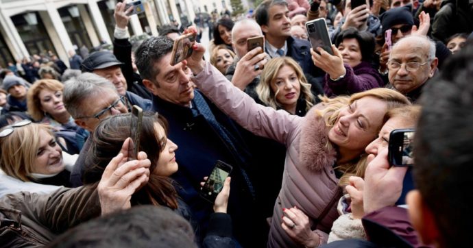 Soldi, tv e comizi: il tour di Meloni con la scusa Pnrr