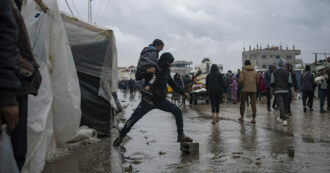 Copertina di “Sfollati in tenda e allagati, ormai sento di non provare più niente”. Il diario di Aya Ashour da Rafah