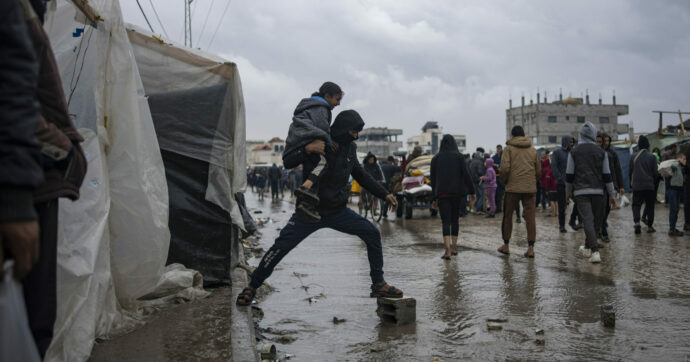 “Sfollati in tenda e allagati, ormai sento di non provare più niente”. Il diario di Aya Ashour da Rafah