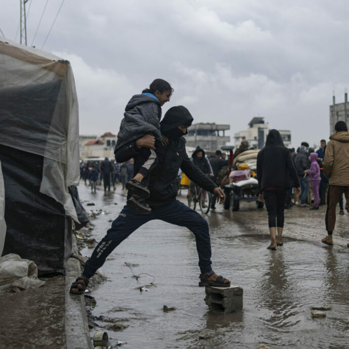 “Sfollati in tenda e allagati, ormai sento di non provare più niente”. Il diario di Aya Ashour da Rafah