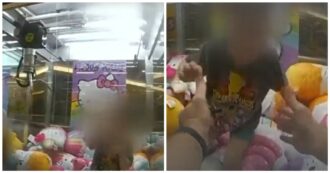 Copertina di Bambino di 3 anni entra in una macchinetta ‘afferra-peluche’ ma non riesce più ad uscire: la polizia lo salva