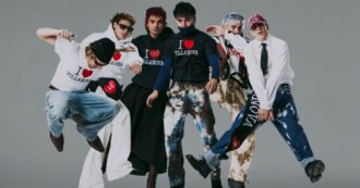 Copertina di Sanremo 2024, chi sono i Bnkr44: “Scriviamo e registriamo canzoni nel nostro ‘bunker’. Ecco qual è il portafortuna che ci ha fatto vincere Sanremo Giovani”