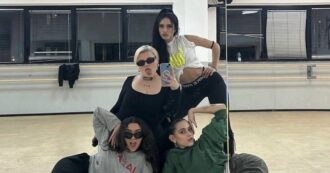 Copertina di Sanremo 2024, chi sono Gaia, La Niña e Sissi: “le tre sorelle che han fatto un patto” sul palco con Big Mama nella serata cover