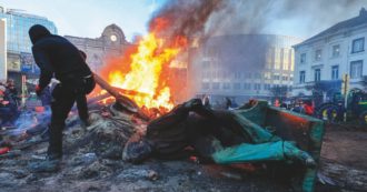 Copertina di I trattori “arano” Bruxelles: i governi si accusano a vicenda