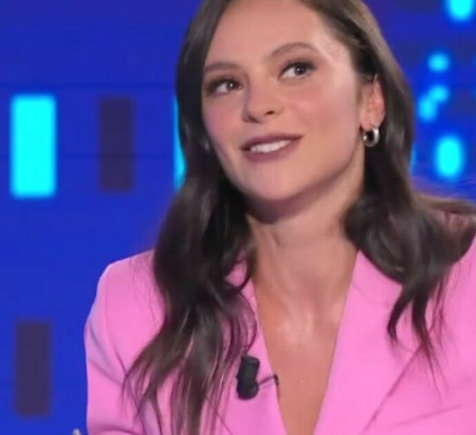 Francesca Michielin: “Mi hanno tolto un rene l’estate scorsa. Ora sto bene e quando mi dicono frasi come ‘costa un rene’, rispondo ‘no altrimenti resto al verde’…”