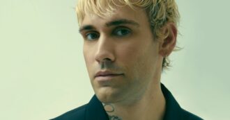 Copertina di Sanremo 2024, Mr.Rain: “Due Altalene parla di un padre che perde tragicamente due figli. Io paraculo? Se avessi portato anche quest’anno il coro di bambini sì, ma non lo sono affatto”