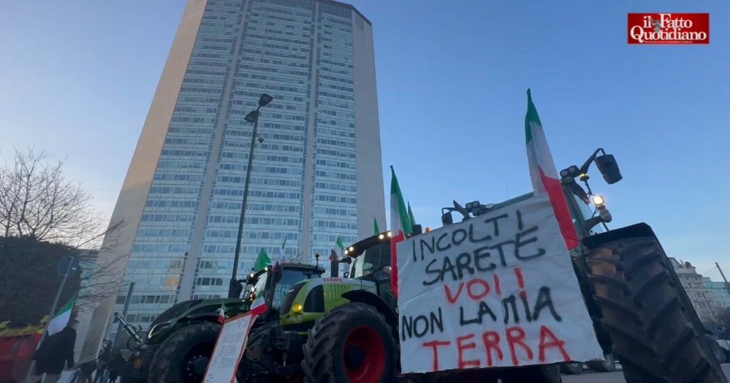 La protesta degli agricoltori entra a Milano, i trattori arrivano sotto al Pirellone: “Costi di produzione insostenibili, la politica intervenga”