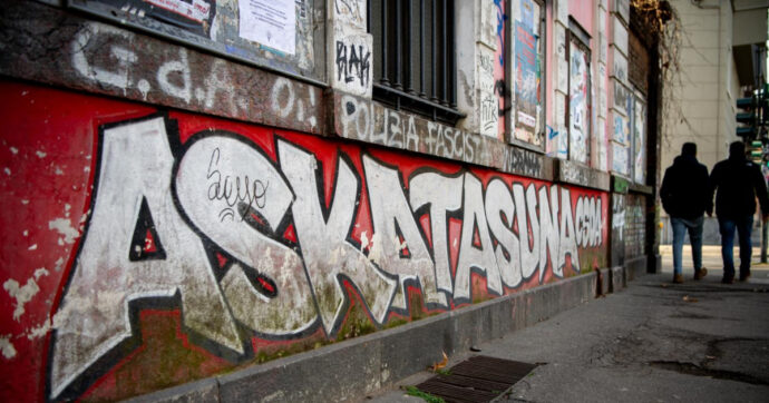 La Digos di Torino consegna 12 misure cautelari agli autonomi del centro Askatasuna per gli scontri del primo maggio 2022
