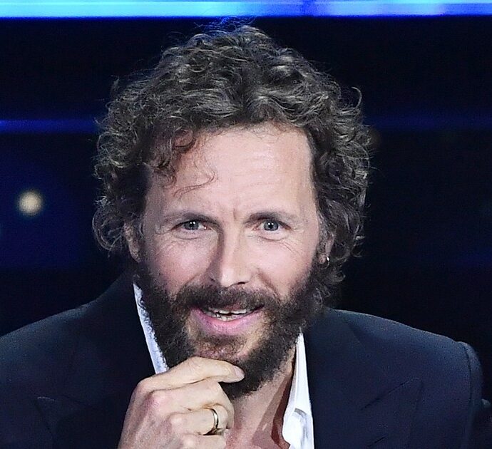 Jovanotti torna a casa dopo l’intervento al femore: “Ho ancora la colla fresca, ci vorrà tempo per ritrovarci”
