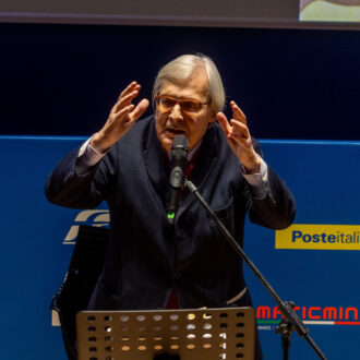 Copertina di Sgarbi si dimette, travolto dagli scandali: il Fatto di domani 3 febbraio