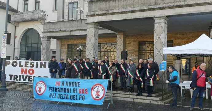 Trivelle in Adriatico, il fronte bipartisan per il no si riunisce ad Adria: non solo la Regione, in piazza una ventina di sindaci