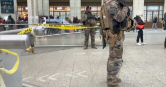 Copertina di Parigi, accoltella tre persone alla Gare de Lyon: arrestato un 32enne maliano con documenti italiani