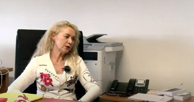 Copertina di Una testa di capretto e un coltello sulla tomba del padre: nuova intimidazione alla gip di Lecce Francesca Mariano