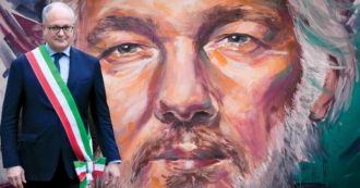 Copertina di Gualtieri e Pd voltano le spalle ad Assange: “Non è la priorità”