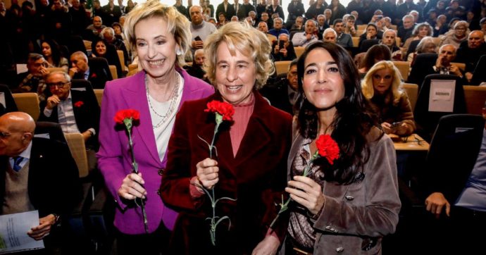 Forza Italia, il convegno coi socialisti diventa seduta spiritica: “Silvio e Bettino, guidateci”