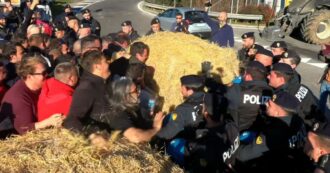 Copertina di Orte, attimi di tensione tra agricoltori e polizia. Tentano di bloccare la strada con le balle di fieno: “Vogliamo parlare con un ministro”