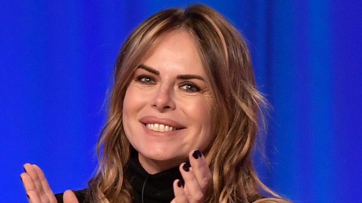 “Dormiamo in camere separate. Di notte ho sempre gli incubi: parlo, canto, mi alzo, sono sonnambula. Lui ha il sonno leggero…”: Paola Perego e le confessioni sul matrimonio con Lucio Presta