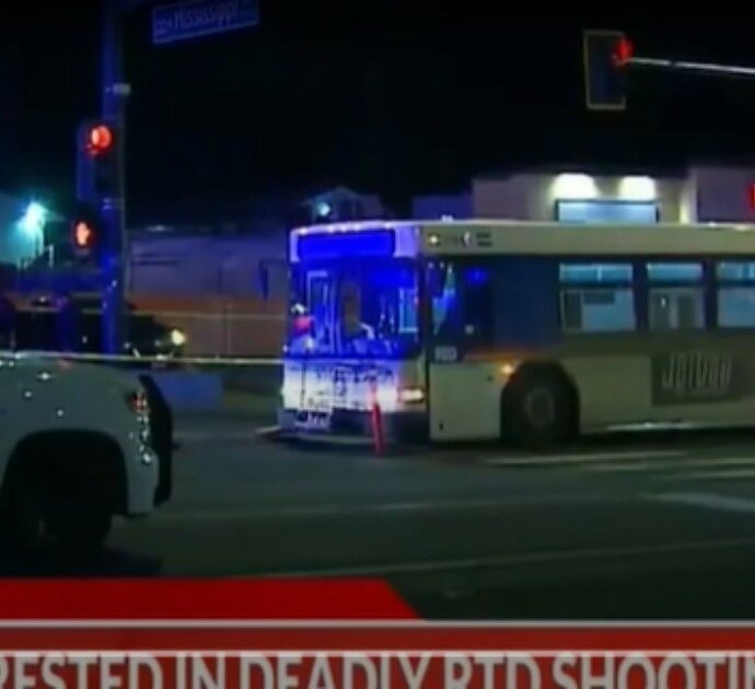 Tredicenne uccide un nonno sull’autobus a colpi di pistola: “Bloccava il passaggio con la gamba”