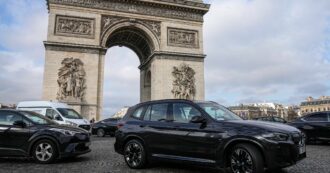 Copertina di Parigi al voto per il referendum anti Suv: “Volete una tariffa di sosta più alta per i veicoli ingombranti e inquinanti?”