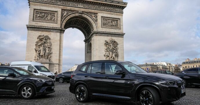 Parigi al voto per il referendum anti Suv: “Volete una tariffa di sosta più alta per i veicoli ingombranti e inquinanti?”