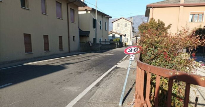 Treviso, l’ultima imitazione di Fleximan: nel mirino finiscono i cartelli. Abbattuti col trattore i nuovi limiti di velocità