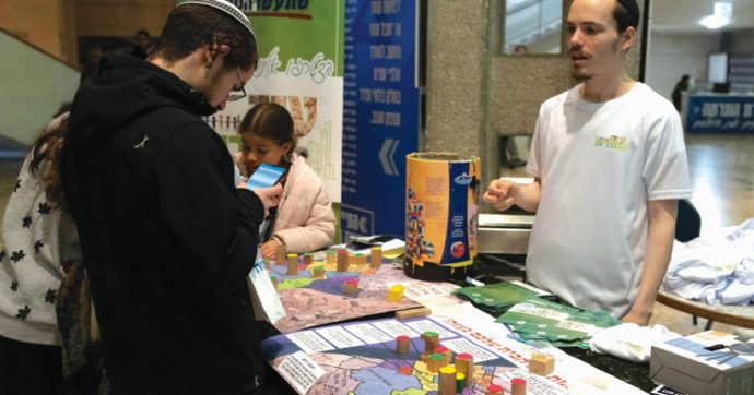 Tel Aviv, i coloni e undici ministri giocano su Gaza in stile Monopoli