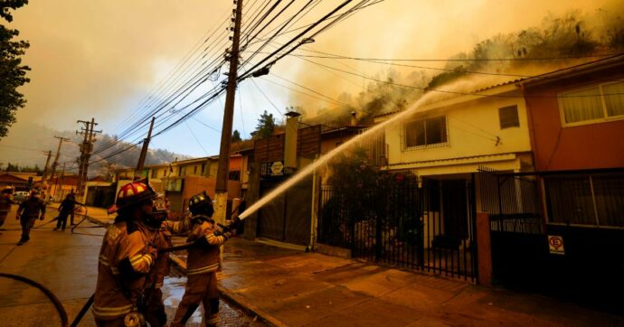 I roghi in Cile non si fermano: 112 i morti nella regione di Valparaíso. Fermate 2 persone sospettate di aver appiccato un focolaio