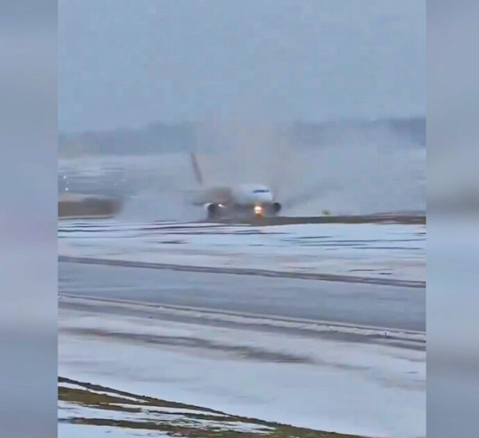 Paura sul volo Orio-Vilnius, l’aereo sbanda e finisce fuori dalla pista d’atterraggio – Video