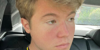 Copertina di Sanremo 2024, chi è Alfa. In gara con “Vai!”, tutto sul giovane cantautore: età, fidanzata, vita privata, social