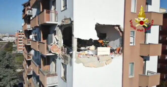 Copertina di Corsico, esplosione sventra un palazzo al sesto piano: illese le due persone all’interno. Il video dei vigili del fuoco